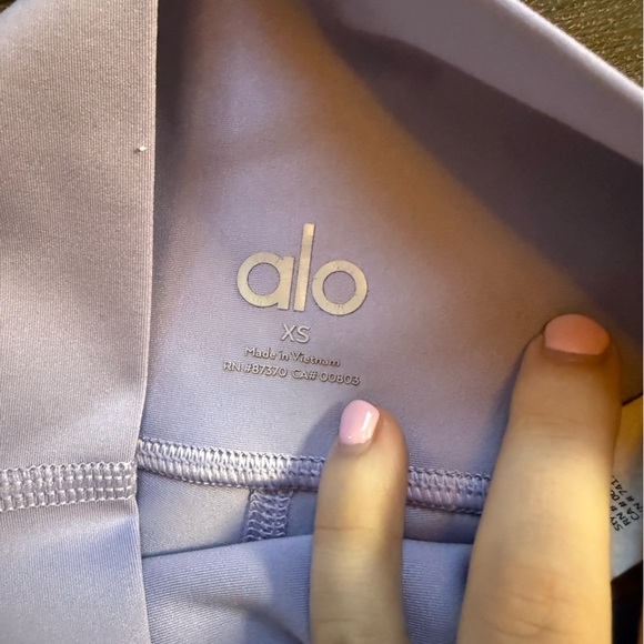ALO Yoga Airlift High-Waist Leggings in Lilac Skies - Picture 4 of 5
